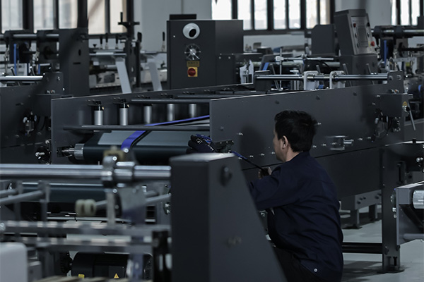 糊盒機(jī)輸送皮帶在操作過程中會出現(xiàn)打滑及跑偏等問題正確處理方法?