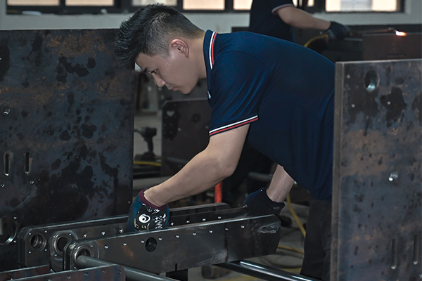 全自動糊盒機(jī)糊盒效果號,密封性強(qiáng),要保證糊盒機(jī)的使用壽命,在使用糊盒機(jī)也需要對傳送帶進(jìn)行日常保養(yǎng)?